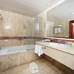 Combined shower/tub, jetted tub, rainfall showerhead, free toiletries